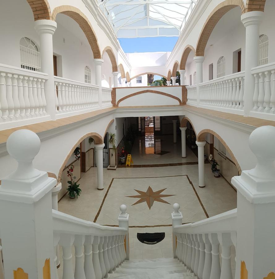 Отель Hostal Los Arcos Чипиона Экстерьер фото